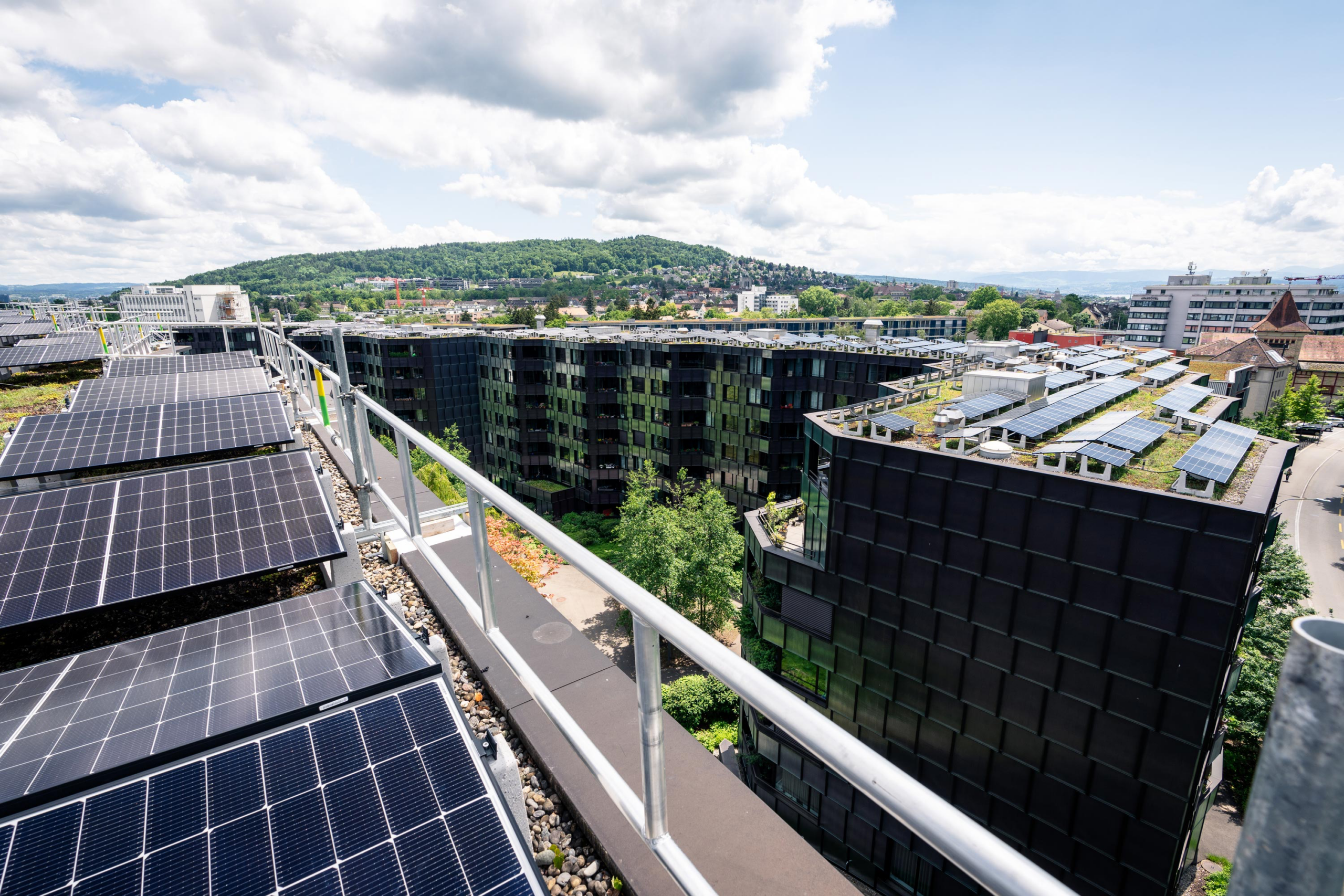 Wohnüberbauung Guggach in Zürich mit Solaranlage auf dem Dach und 80 bidirektionalen Ladestationen in der Tiefgarage Bild_Guggach_PV-Dach_1.jpg © ewz / Livio Federspiel